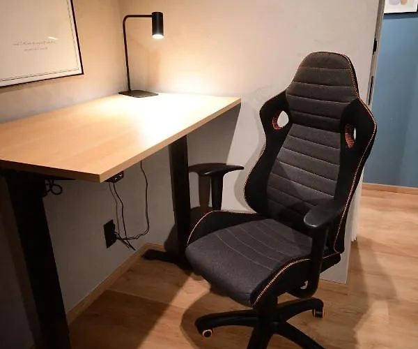 Dom Rodzinny Przy Parku: 4-pokojowy Z Biurem I Kominkiem Apartment Pila (Pila)